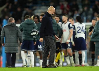 Ratlos und hilflos: Pep Guardiola nach Man Citys 0:4-Debakel gegen Tottenham Hotspur. Ratlos und hilflos: Pep Guardiola nach Man Citys 0:4-Debakel gegen Tottenham Hotspur.