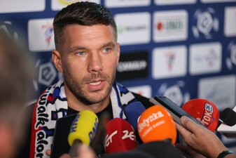 Lukas Podolski steht nach einem harten Foul in der Kritik. Lukas Podolski steht nach einem harten Foul in der Kritik.