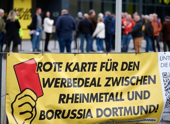 Protest vor der Westfalenhalle gegen einen Werbevertrag mit Rheinmetall. Protest vor der Westfalenhalle gegen einen Werbevertrag mit Rheinmetall.