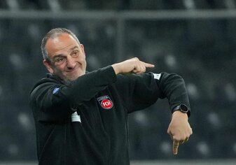 Frank Schmidt steht mit dem 1. FC Heidenheim gegen den FC Chelsea vor einer Herausforderung. Frank Schmidt steht mit dem 1. FC Heidenheim gegen den FC Chelsea vor einer Herausforderung.