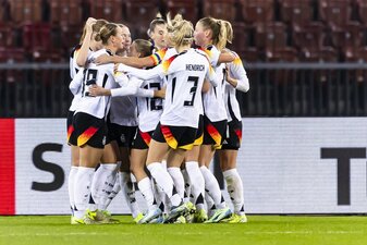 DFB-Frauen jubeln nach dem 1:0 durch Sjoeke Nüsken. DFB-Frauen jubeln nach dem 1:0 durch Sjoeke Nüsken.