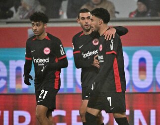 Ellyes Skhiri beglückwünscht Omar Marmoush zu dessen Treffer. Ellyes Skhiri beglückwünscht Omar Marmoush zu dessen Treffer.