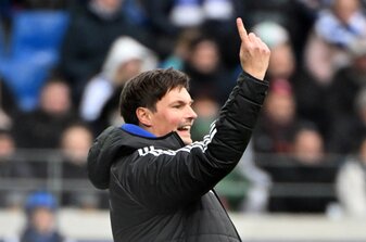 Interimstrainer Merlin Polzin führt den HSV zu einem 3:1-Sieg beim Karlsruher SC. Interimstrainer Merlin Polzin führt den HSV zu einem 3:1-Sieg beim Karlsruher SC.