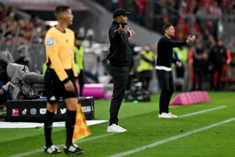Schnelles Wiedersehen am Spielfeldrand: Bayern-Coach Vincent Kompany (M) und Leverkusens Meistertrainer Xabi Alonso (r). Schnelles Wiedersehen am Spielfeldrand: Bayern-Coach Vincent Kompany (M) und Leverkusens Meistertrainer Xabi Alonso (r).