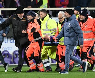 Fiorentina-Profi Edoardo Bove wird nach seinem Zusammenbruch zu einem Krankenwagen getragen. Fiorentina-Profi Edoardo Bove wird nach seinem Zusammenbruch zu einem Krankenwagen getragen.