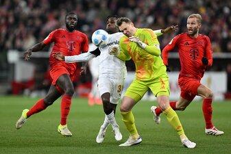 Manuel Neuer kommt zu spät und rammt Leverkusens Jeremie Frimpong um. Manuel Neuer kommt zu spät und rammt Leverkusens Jeremie Frimpong um.