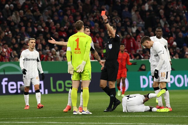 Ein Novum für Manuel Neuer: Erstmals sah der 38-Jährige Rot. Foto: Alex Grimm/Getty Images