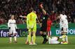 Ein Novum für Manuel Neuer: Erstmals sah der 38-Jährige Rot. Foto: Alex Grimm/Getty Images