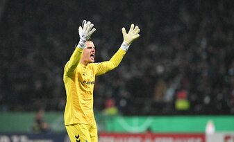 Werder-Torwart Michael Zetterer stand im DFB-Achtelfinalspiel wegen einer strittigen Situation im Fokus. Werder-Torwart Michael Zetterer stand im DFB-Achtelfinalspiel wegen einer strittigen Situation im Fokus.