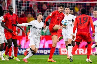 Zurück auf dem Platz: Aleksandar Pavlovic (M) am Ball gegen Leverkusen. Zurück auf dem Platz: Aleksandar Pavlovic (M) am Ball gegen Leverkusen.