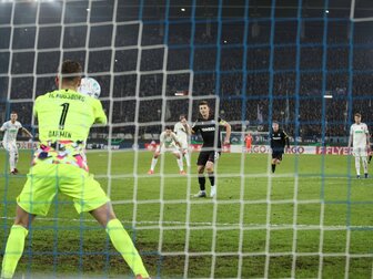 Sieg im Elferkrimi: Augsburg wirft Karlsruhe raus Sieg im Elferkrimi: Augsburg wirft Karlsruhe raus