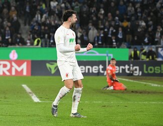 Maximilian Bauer jubelte nach Augsburgs Sieg in Richtung der KSC-Fans. Maximilian Bauer jubelte nach Augsburgs Sieg in Richtung der KSC-Fans.