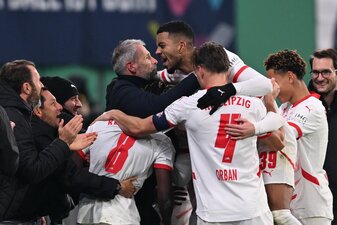 Die Profis von RB Leipzig jubelten demonstrativ mit Trainer Marco Rose Die Profis von RB Leipzig jubelten demonstrativ mit Trainer Marco Rose