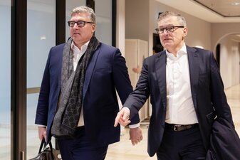 Jan-Christian Dreesen (r) vom FC Bayern München begrüßt den Deal. Jan-Christian Dreesen (r) vom FC Bayern München begrüßt den Deal.