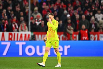 Nach seiner Roten Karte im Pokal fällt Bayern-Torwart Manuel Neuer nun gegen Heidenheim wegen einer Verletzung aus. Nach seiner Roten Karte im Pokal fällt Bayern-Torwart Manuel Neuer nun gegen Heidenheim wegen einer Verletzung aus.