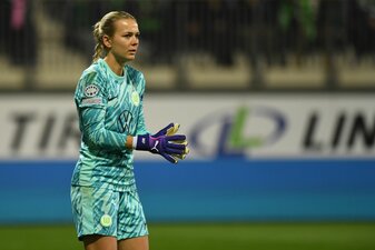 Frohms kann die Niederlage der Wolfsburgerinnen gegen Leverkusen nicht verhindern. Frohms kann die Niederlage der Wolfsburgerinnen gegen Leverkusen nicht verhindern.