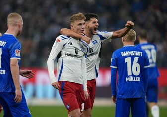 Hamburgs Torschütze Adam Karabec (l) jubelt nach seinem Treffer zum 2:1 mit Hamburgs Daniel Elfadli. Hamburgs Torschütze Adam Karabec (l) jubelt nach seinem Treffer zum 2:1 mit Hamburgs Daniel Elfadli.