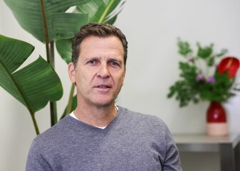 Oliver Bierhoff hat Verständnis, dass der DFB für die WM-Bewerbung von Saudi-Arabien votiert. Oliver Bierhoff hat Verständnis, dass der DFB für die WM-Bewerbung von Saudi-Arabien votiert.