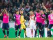 Bobby Wood (l) sah die Rote Karte. Der HSV hat in dieser Saison mehr Platzverweise (3) bekommen als Tore (2) geschossen. Foto: Marius Becker