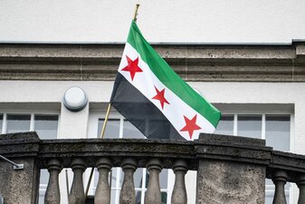 Das neue Wappen des syrischen Fußballverbands ähnelt der Flagge der syrischen Revolutionäre. Das neue Wappen des syrischen Fußballverbands ähnelt der Flagge der syrischen Revolutionäre.