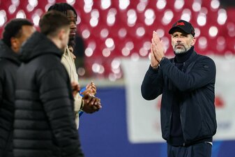 Trotz Niederlage und Champions-League-Aus tröstet Marco Rose auch noch einen weinenden Linienrichter. Trotz Niederlage und Champions-League-Aus tröstet Marco Rose auch noch einen weinenden Linienrichter.