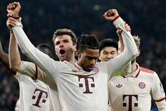 Thomas Müller (l) war gegen Donezk Torschütze und Antreiber - auch neben dem Platz Thomas Müller (l) war gegen Donezk Torschütze und Antreiber - auch neben dem Platz