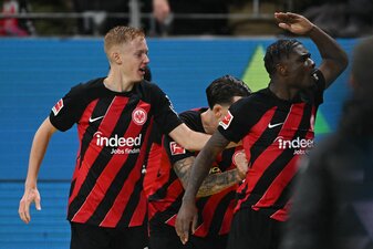 Hugo Larsson (l) und Junior Dina Ebimbe (r) fehlen Eintracht Frankfurt im Europa-League-Spiel bei Olympique Lyon. Hugo Larsson (l) und Junior Dina Ebimbe (r) fehlen Eintracht Frankfurt im Europa-League-Spiel bei Olympique Lyon.