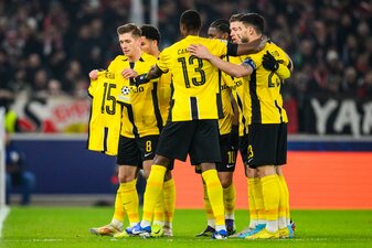 Widmeten das 1:0 ihrem Mitspieler Meschack Elia: Die Profis von YB Bern. Widmeten das 1:0 ihrem Mitspieler Meschack Elia: Die Profis von YB Bern.