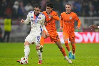 Eintracht Frankfurt um Mahmoud Dahoud (r) verlor verdient gegen Olympique Lyon. Eintracht Frankfurt um Mahmoud Dahoud (r) verlor verdient gegen Olympique Lyon.