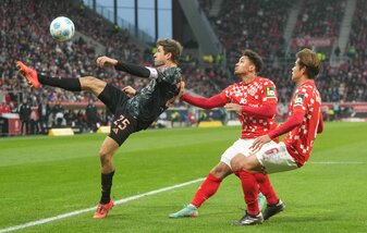 Der FC Bayern München um Thomas Müller (l) enttäuschte beim FSV Mainz 05 auf ganzer Linie. Der FC Bayern München um Thomas Müller (l) enttäuschte beim FSV Mainz 05 auf ganzer Linie.