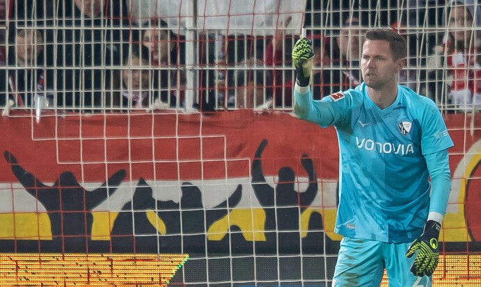 Bochums Torwart Patrick Drewes wird von einem Gegenstand getroffen.