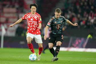 Bayern Münchens Joshua Kimmich (r) zeigte sich dem 1:2 beim FSV Mainz 05 unzufrieden. Bayern Münchens Joshua Kimmich (r) zeigte sich dem 1:2 beim FSV Mainz 05 unzufrieden.