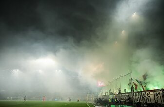 Die Bundesliga-Partie FC St. Pauli - Werder Bremen wurde für knapp zehn Minuten unterbrochen. Die Bundesliga-Partie FC St. Pauli - Werder Bremen wurde für knapp zehn Minuten unterbrochen.
