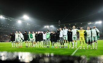 Rundum zufrieden: Werder Bremen feiert nach einem souveränen Sieg in St. Pauli mit den eigenen Fans. Rundum zufrieden: Werder Bremen feiert nach einem souveränen Sieg in St. Pauli mit den eigenen Fans.