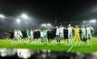 Rundum zufrieden: Werder Bremen feiert nach einem souveränen Sieg in St. Pauli mit den eigenen Fans.