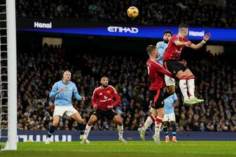 Josko Gvardiol (2.v.r) erzielt den Führungstreffer für Manchester City. Josko Gvardiol (2.v.r) erzielt den Führungstreffer für Manchester City.