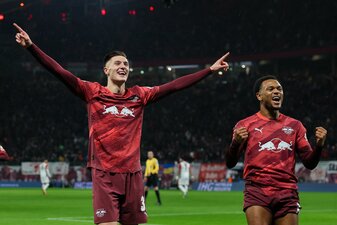 Wie schon im DFB-Pokal trifft Benjamin Sesko (l) zur Führung. Lois Openda jubelt mit. Wie schon im DFB-Pokal trifft Benjamin Sesko (l) zur Führung. Lois Openda jubelt mit.