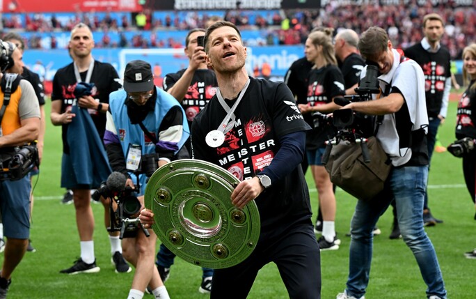 Leverkusens Coach Xabi Alonso beschenkt sein Trainerteam.