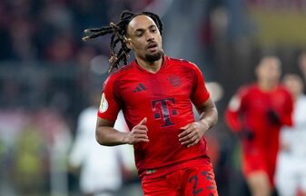 Der nächste Verletzte beim FC Bayern: Sacha Boey. Der nächste Verletzte beim FC Bayern: Sacha Boey.