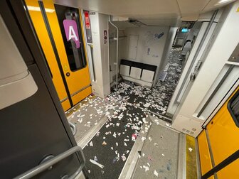 Bahnunternehmen entstehen durch Fans immer wieder Schäden. Bahnunternehmen entstehen durch Fans immer wieder Schäden.