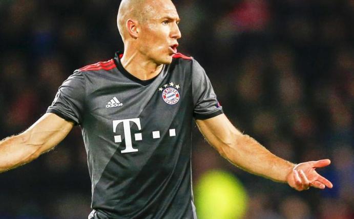 Robert Lewandowski (l) schoss beide Treffer für die Bayern. Foto: Joep Leenen