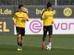 Die Dortmunder Sokratis (l) und Aubameyang beim Abschlusstraining. Foto: Guido Kirchner