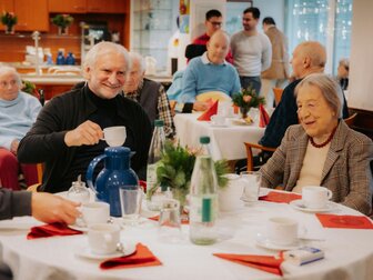 Weihnachtsüberraschung: Völler besucht Seniorenheim Weihnachtsüberraschung: Völler besucht Seniorenheim