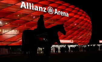 Die Allianz Arena in München erstrahlt vor dem Heimspiel des FC Bayern gegen RB Leipzig in Rot.