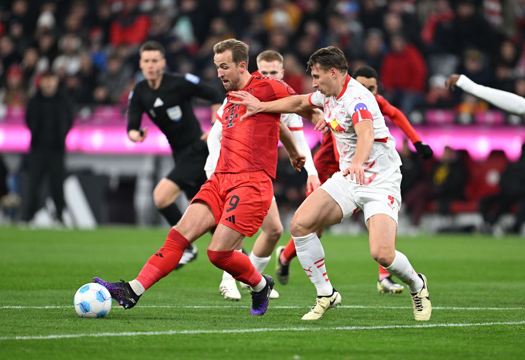 Mit der Rückkehr von Harry Kane (l) läuft der FC Bayern zu einer starken Offensivleistung auf.