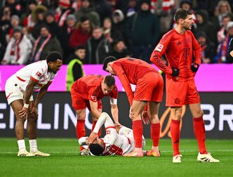 Benjamin Henrichs (M) liegt schwer verletzt am Boden.