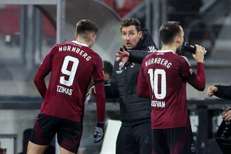 Tipps vom Weltmeister: Trainer Miroslav Klose (M) und sein Stürmer Stefanos Tzimas (L). Tipps vom Weltmeister: Trainer Miroslav Klose (M) und sein Stürmer Stefanos Tzimas (L).