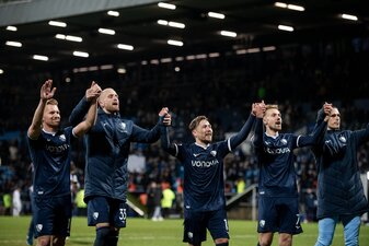 Die Profis des VfL Bochum feiern den Sieg gegen den 1. FC Heidenheim. Die Profis des VfL Bochum feiern den Sieg gegen den 1. FC Heidenheim.