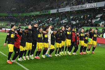 Jubel nach dem letzten Spiel des Jahres: Die Spieler von Borussia Dortmund feiern den 3:1-Sieg in Wolfsburg. Jubel nach dem letzten Spiel des Jahres: Die Spieler von Borussia Dortmund feiern den 3:1-Sieg in Wolfsburg.