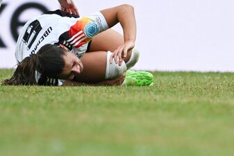 Das Olympia-Aus: Lena Oberdorf verletzt sich im Länderspiel am 16. Juli gegen Österreich schwer am Kreuzband. Das Olympia-Aus: Lena Oberdorf verletzt sich im Länderspiel am 16. Juli gegen Österreich schwer am Kreuzband.